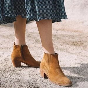 Frye Alton Chelsea Camel Brown Suede Ankle Bootie Side Zipper Women | Size 8